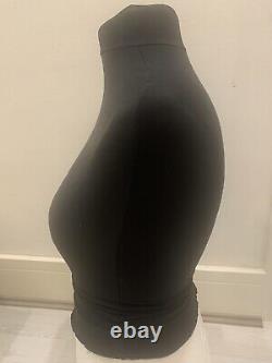 Boutique de couture : mannequin de femme pour la partie supérieure du corps, en polystyrène léger.