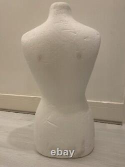 Boutique de couture : mannequin de femme pour la partie supérieure du corps, en polystyrène léger.