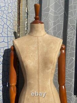 Buste de tailleur vintage féminin avec bras en bois articulés - Prix de vente recommandé de 400 £