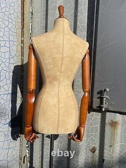 Buste de tailleur vintage féminin avec bras en bois articulés - Prix de vente recommandé de 400 £