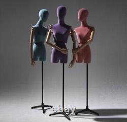 Mannequin articulé de couleur turquoise avec support en velours de luxe