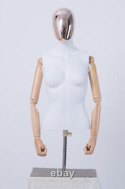 Mannequin de couturier avec torse recouvert de tissu, bras en bois, doigt mobile et support en bois à trois pieds