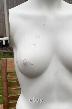 Mannequin de couturier en plâtre vintage représentant un torse féminin demi-corps