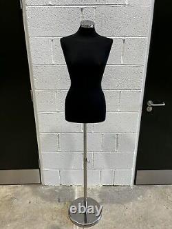 Mannequin féminin pour couturières avec support chromé ajustable