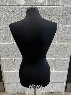 Mannequin féminin pour couturières avec support chromé ajustable