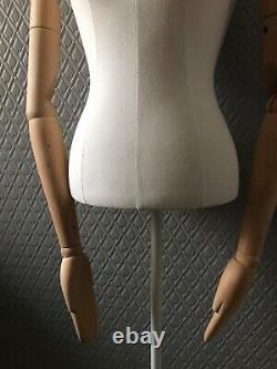 Mannequin féminin pour vitrine de magasin, mannequin de couturière avec bras sur support.