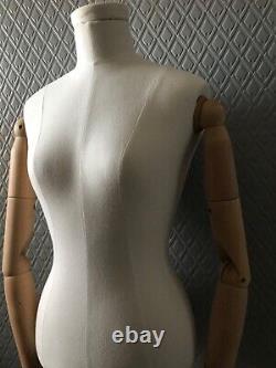 Mannequin féminin pour vitrine de magasin, mannequin de couturière avec bras sur support.