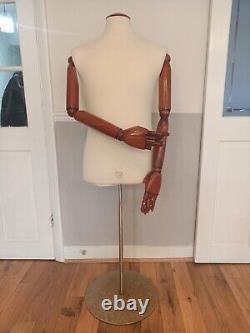 Mannequin masculin en bois vintage avec bras articulables, sur pied métallique, Vendôme Paris Tailor.